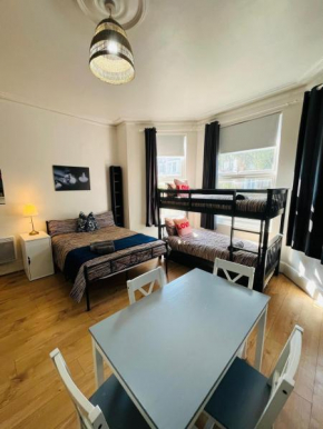 Wonderful fully-equipped studio near Central London 8